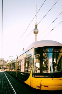 Berliner Straßenbahn vor Fernsehturm