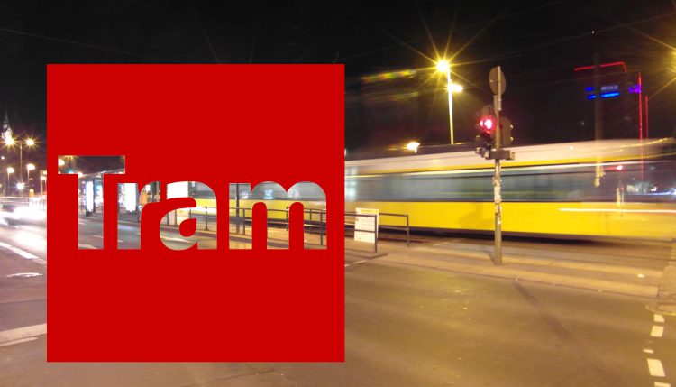 Schnelle verwischte Berliner Straßenbahn bei Nacht