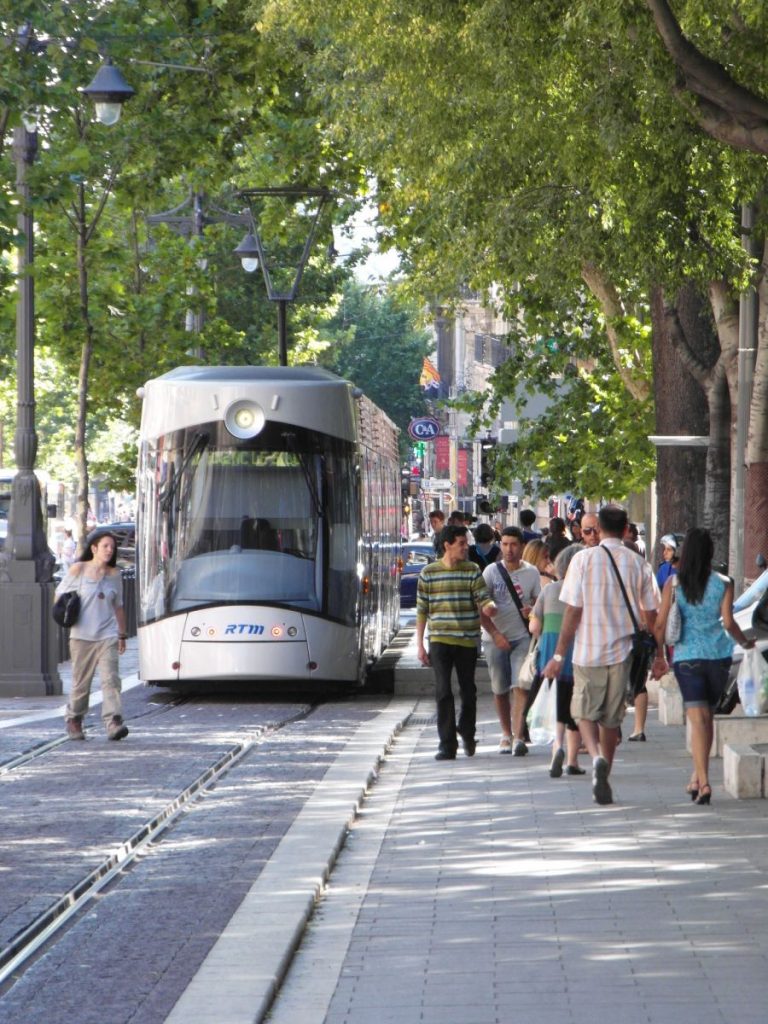 Marseiller Straßenbahn in Allee
